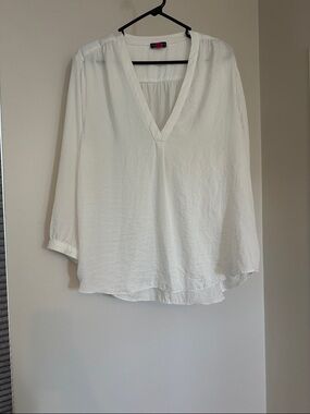 Vince Camuto White V-Neck Lightweight Tunic Blouse
